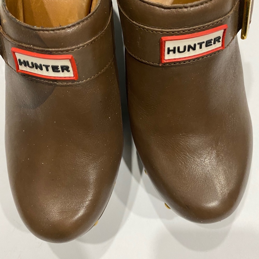 Hunter leather cognac women’s gold studded clogs - Picture 7 of 15